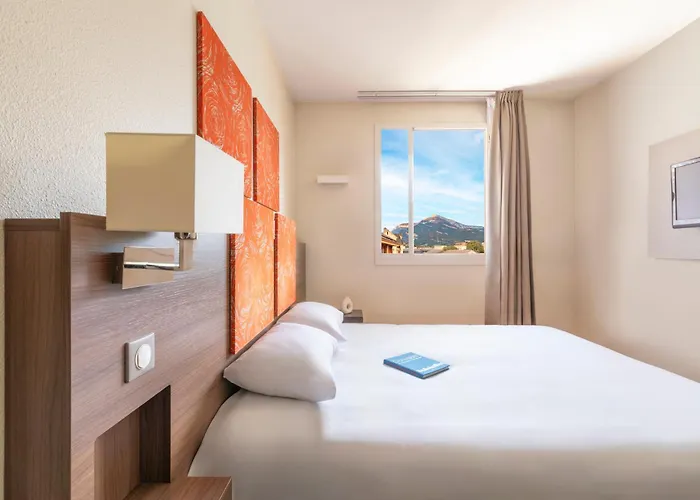 Kyriad Chambery Centre - Hotel Et Residence